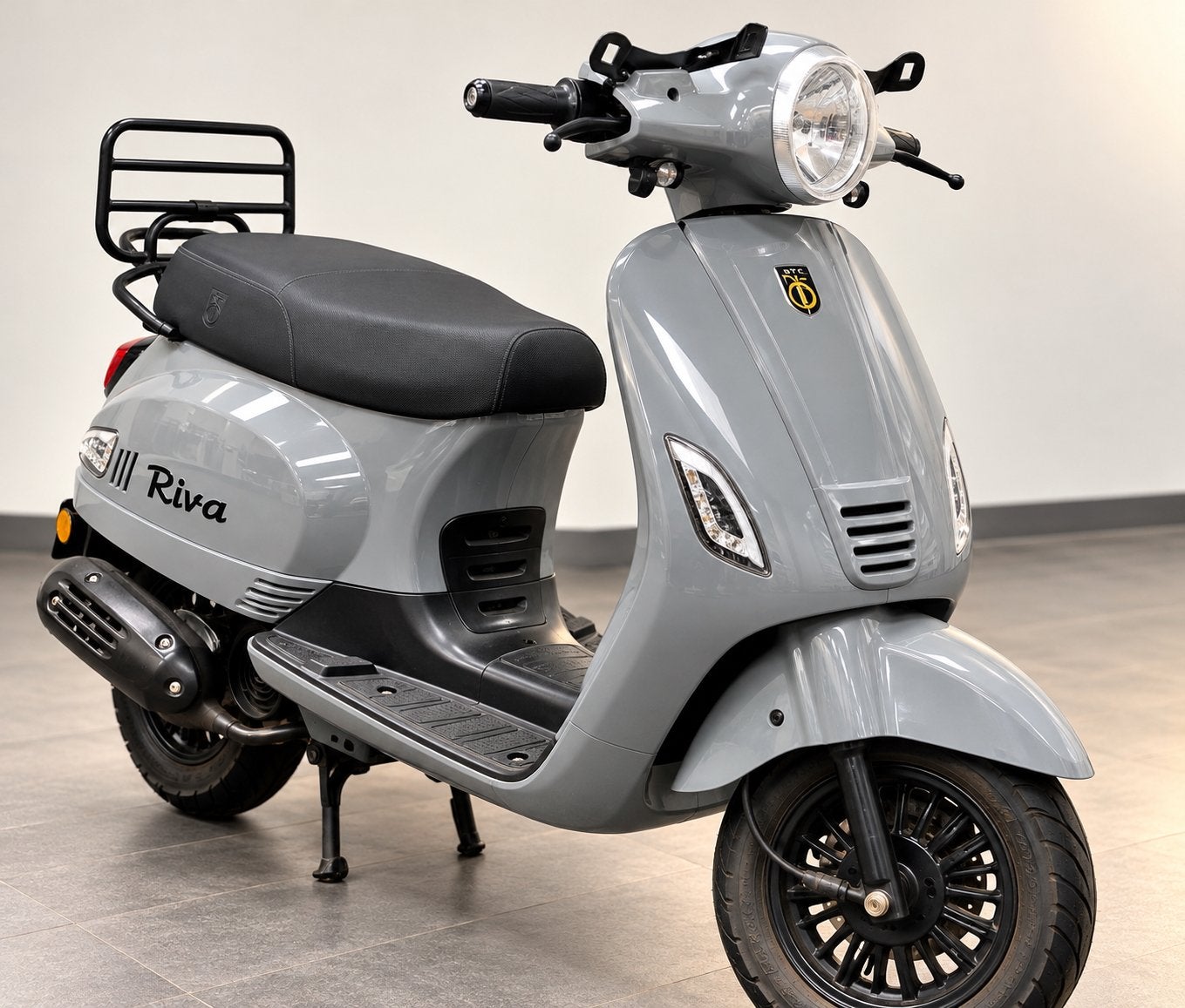 BTC Riva scooter – stijlvolle grijze uitvoering, Ophalen, Gebruikt, Benzine