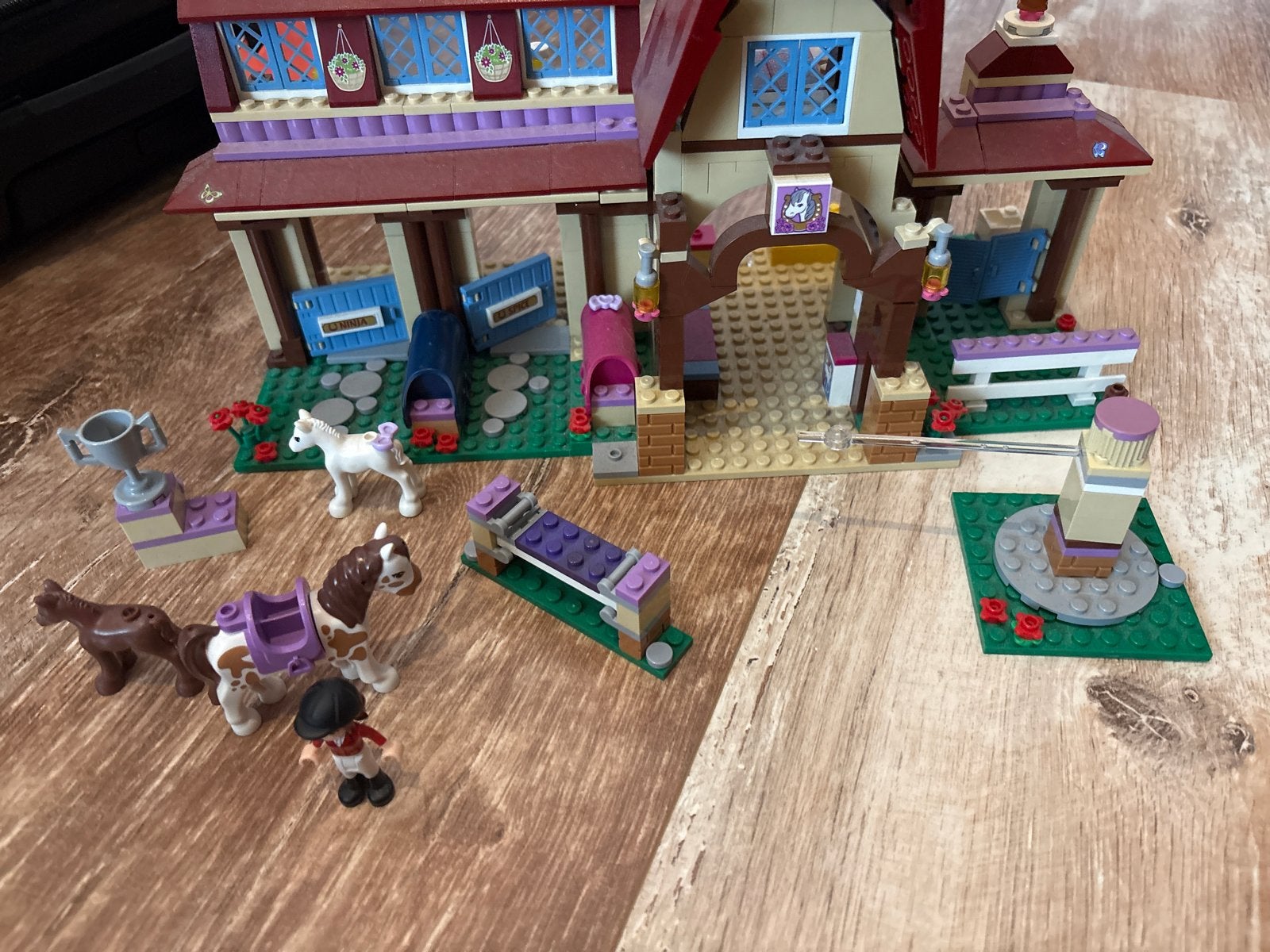 LEGO Friends manege met paarden en accessoires, Ophalen of Verzenden, Gebruikt, Overige merken