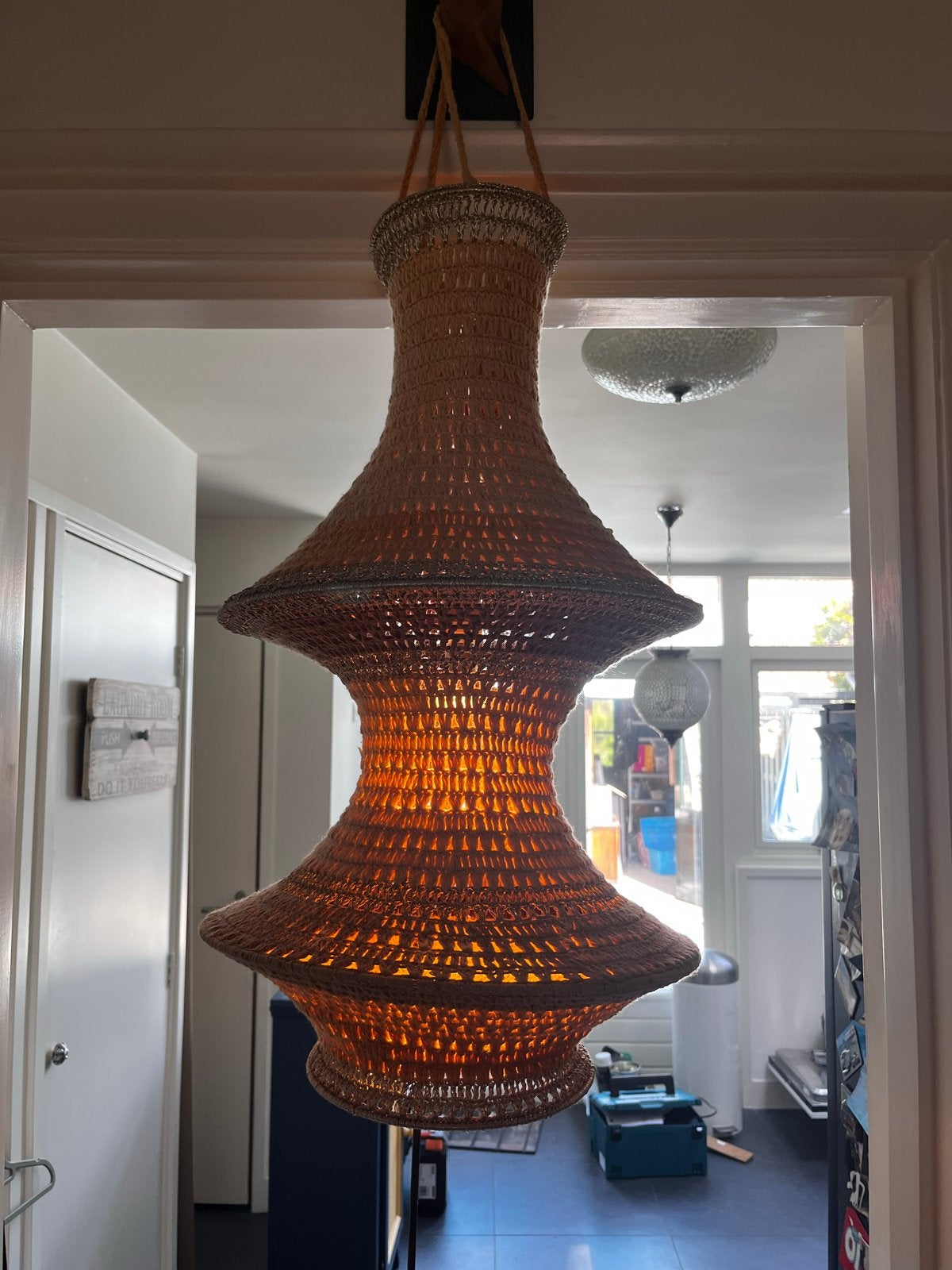 Vintage gehaakte lamp met lang snoer, Huis en Inrichting, Lampen | Hanglampen, Gebruikt, 50 tot 75 cm, Boho hippie vintage, Ophalen of Verzenden