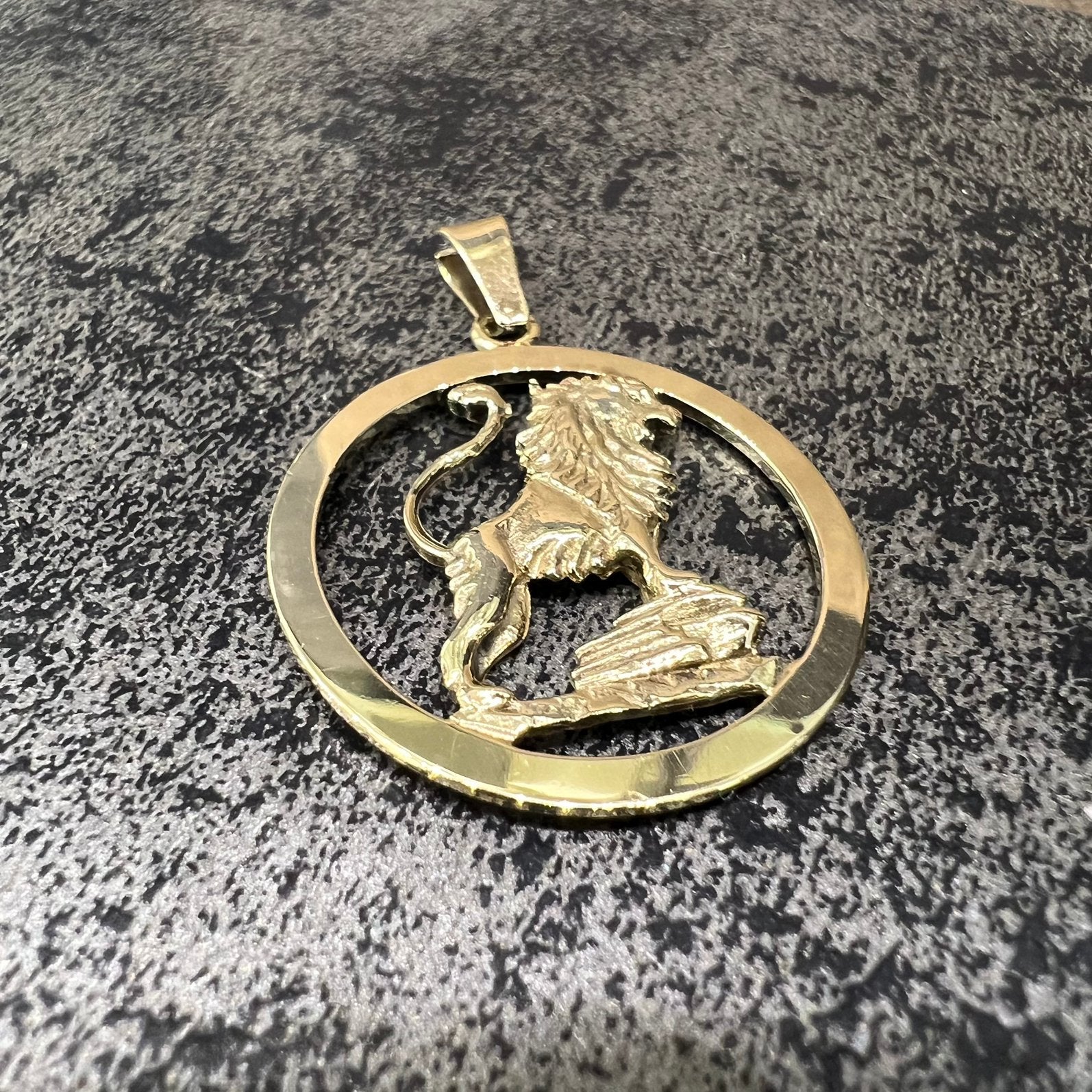 14 karaat gouden hanger leeuw massief, Ophalen of Verzenden, Zo goed als nieuw, Goud, Kruis of Symbool