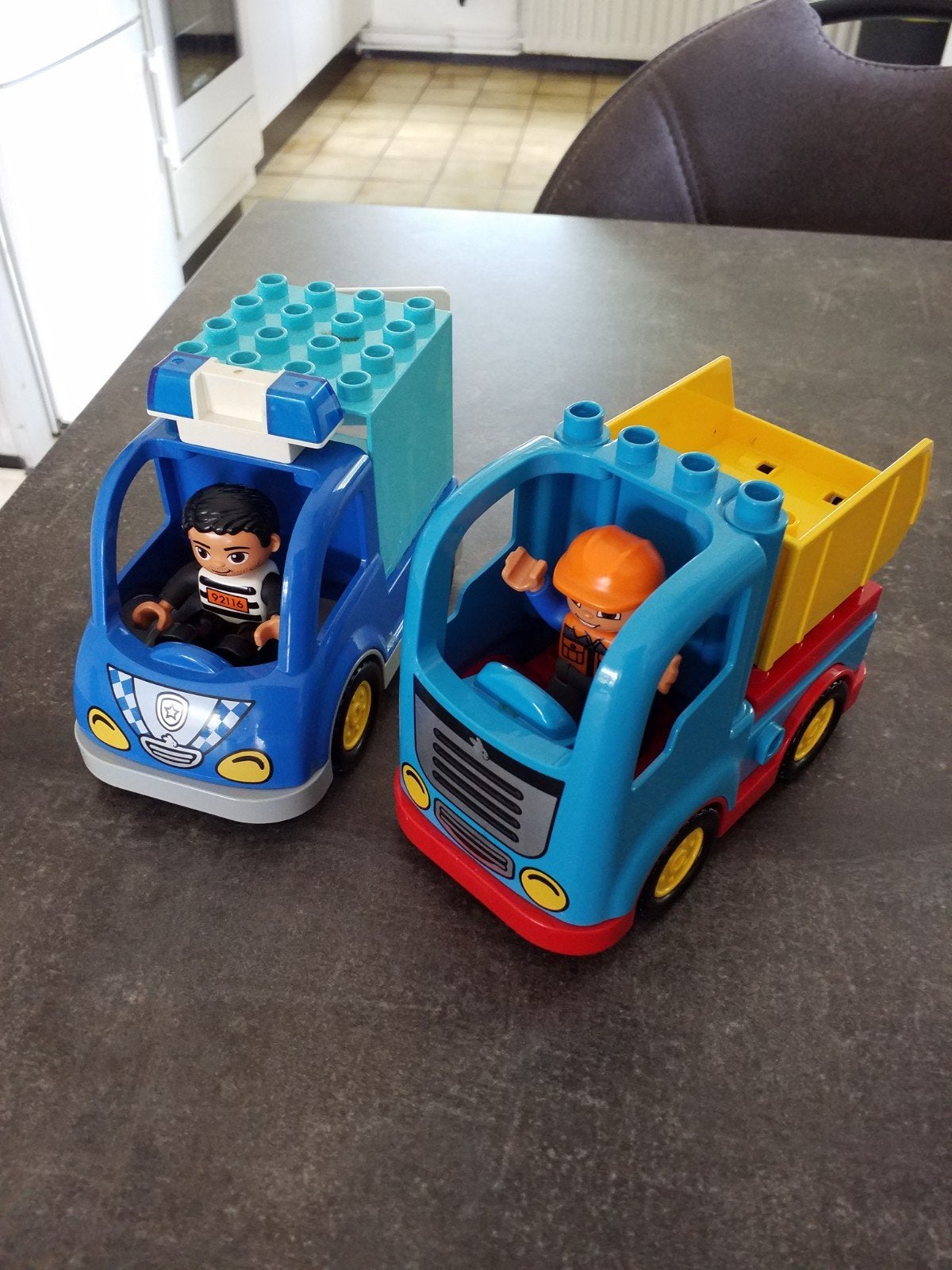 2 Duplo auto's, Kinderen en Baby's, Speelgoed | Duplo en Lego, Ophalen of Verzenden, Zo goed als nieuw, Duplo