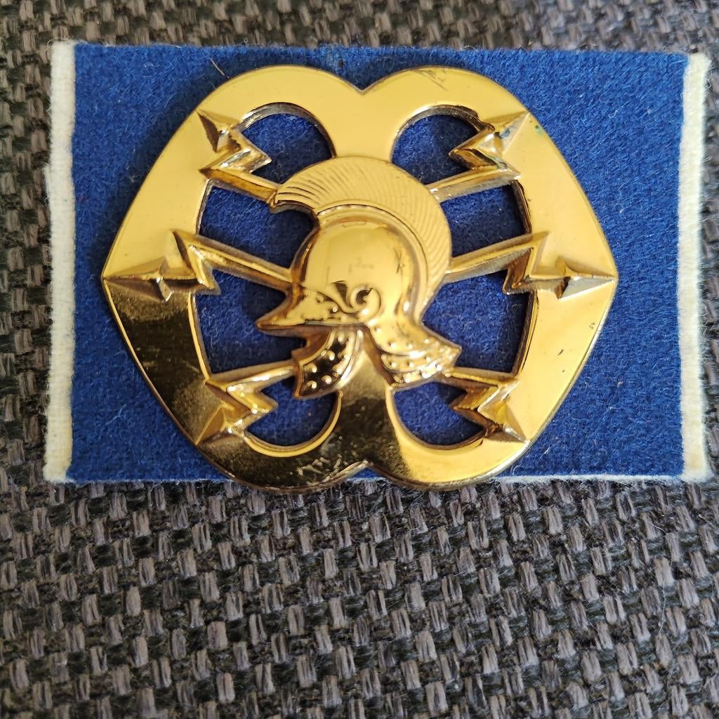 Militair embleem Landmacht, goudkleurig op blauw vilt, Verzamelen, Militaria | Algemeen, Ophalen of Verzenden, Landmacht, Nederland