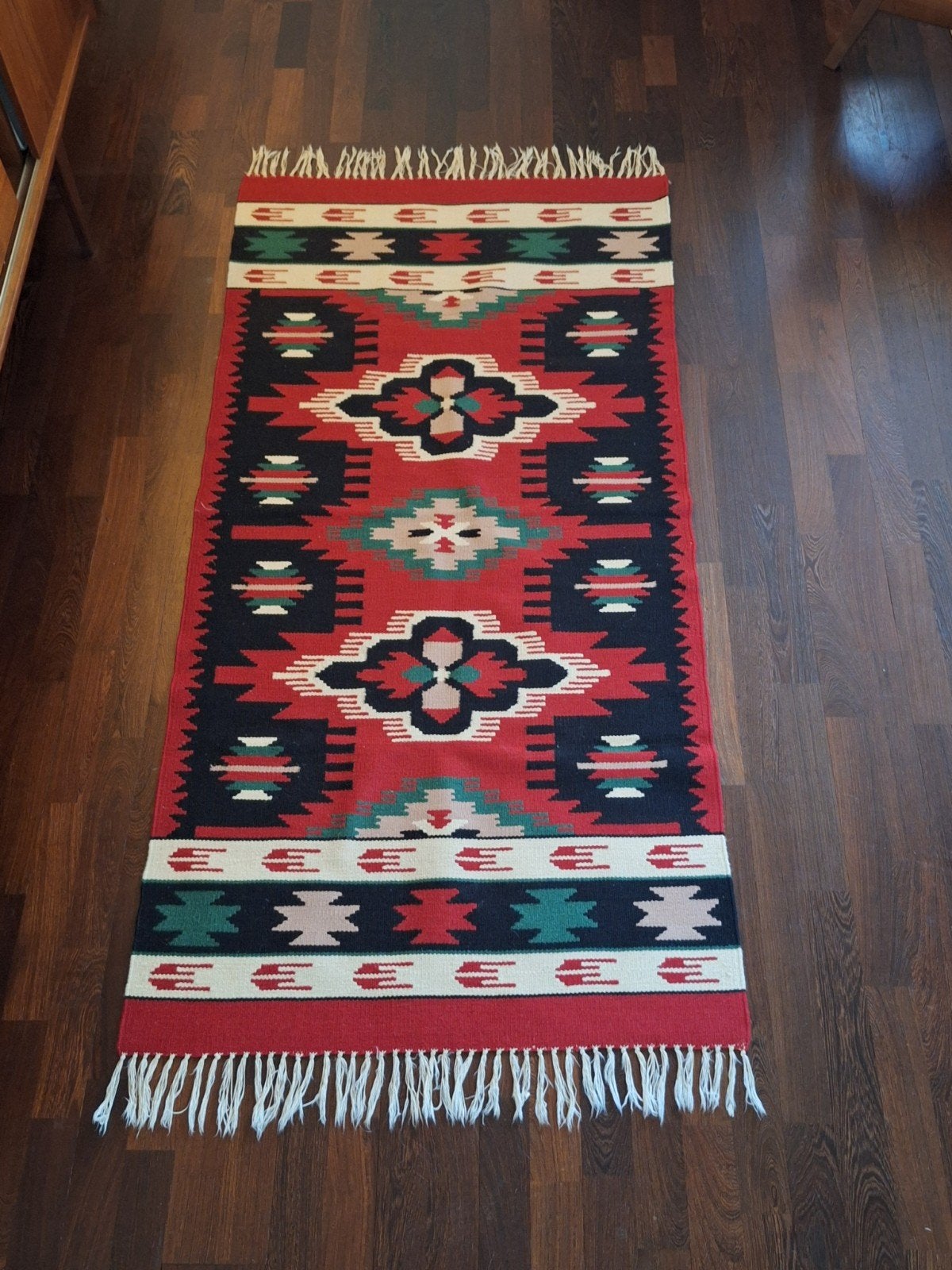 Prachtig handgeweven kelim tapijt - rood, zwart, wit, Zo goed als nieuw, Kelim, Geometrisch, Traditioneel, Rechthoekig, 100 tot 150 cm
