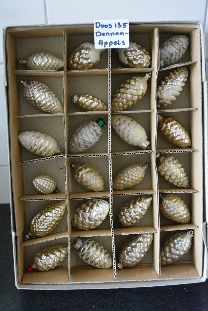 Dennenappels Doos 135, Diversen, Kerst, Ophalen of Verzenden, Zo goed als nieuw