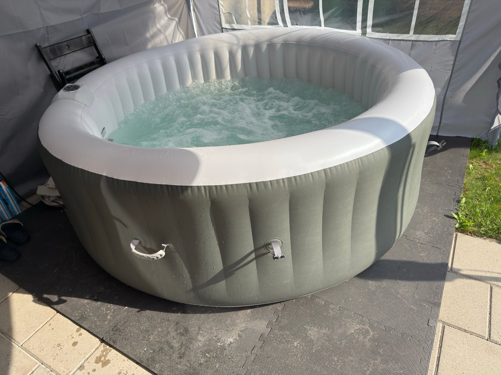 Arebos Opblaasbare Hottub voor 6 Personen, Ophalen, Zo goed als nieuw, Afdekzeil, Opblaasbaar
