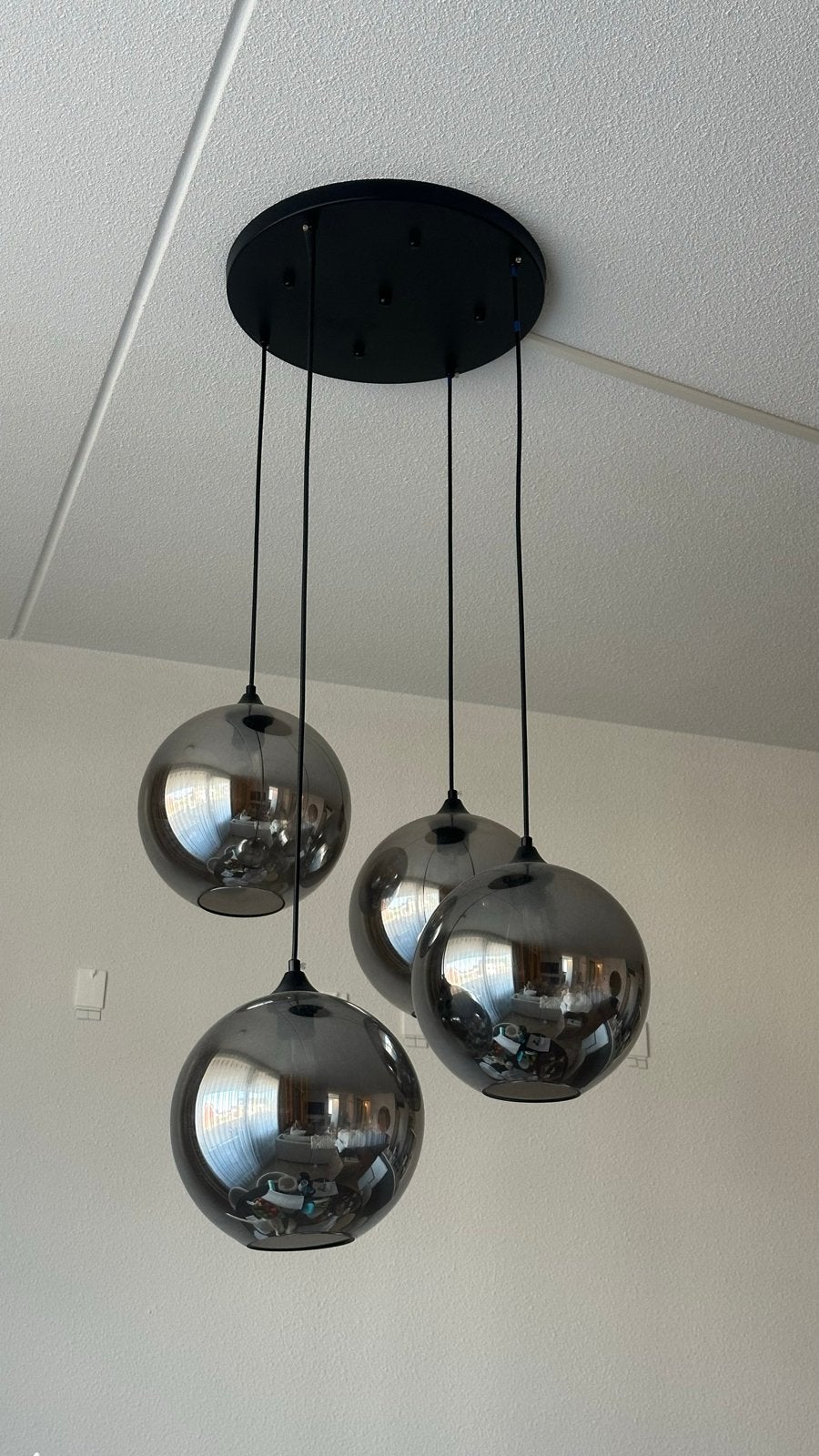 Moderne hanglamp met 4 rookglazen bollen, Huis en Inrichting, Ophalen, Zo goed als nieuw, Glas, E27 (groot)