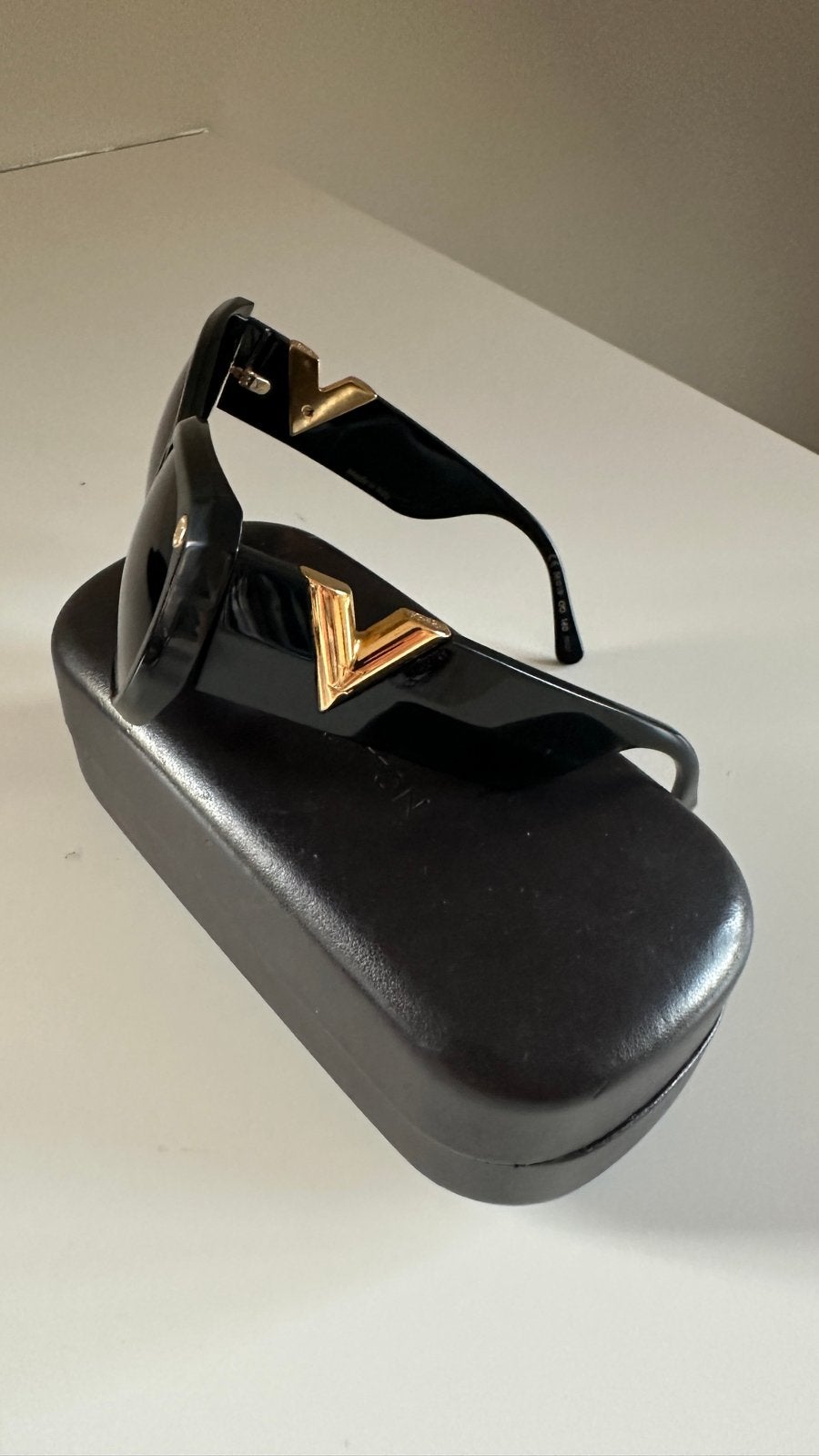 Louis Vuitton Zonnebril - Elegant en Tijdloos Design, Overige merken, Gebruikt, Zonnebril, Zwart