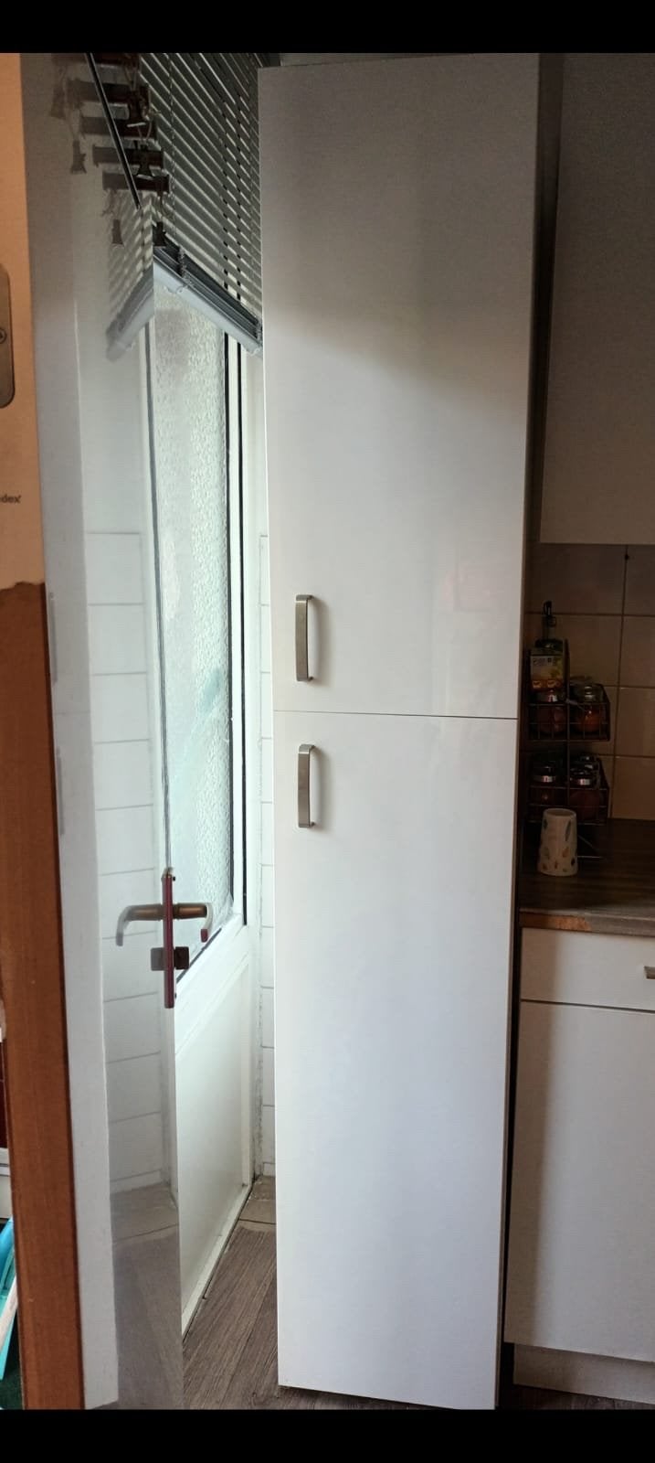 Hoge witte keukenkast met uittrekbare lades, Ophalen, Gebruikt
