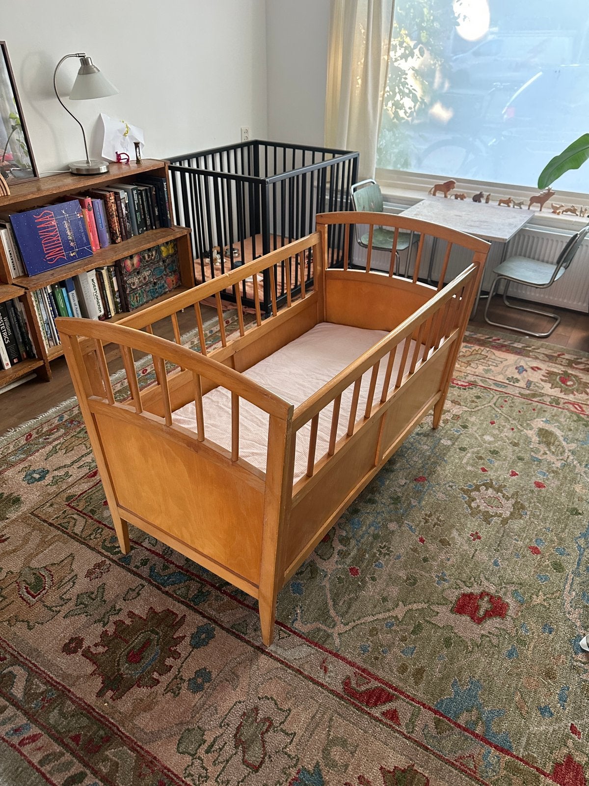 Scandinavische jaren ‘50 Ledikant / wieg, Kinderen en Baby's, Babywiegjes en Ledikanten, Ophalen, Zo goed als nieuw, Ledikant