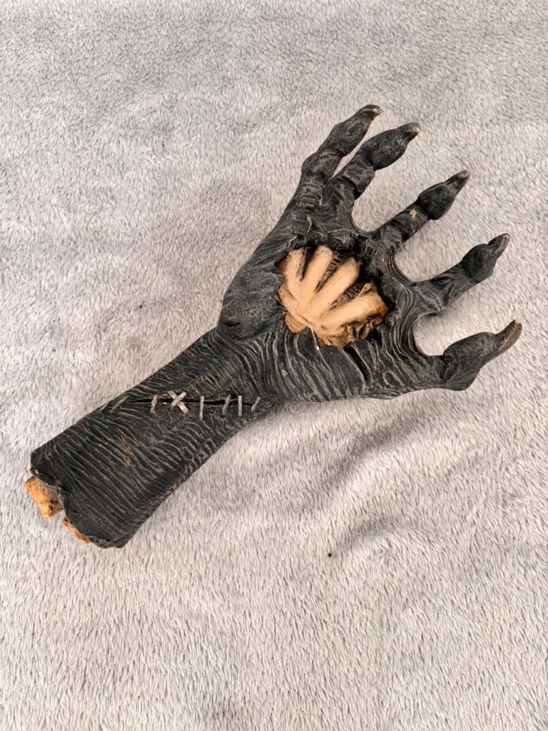 Griezelige Halloween Decoratie: Afgehakte Hand, Verzamelen, Beelden en Beeldjes, Ophalen of Verzenden, Gebruikt, Overige typen