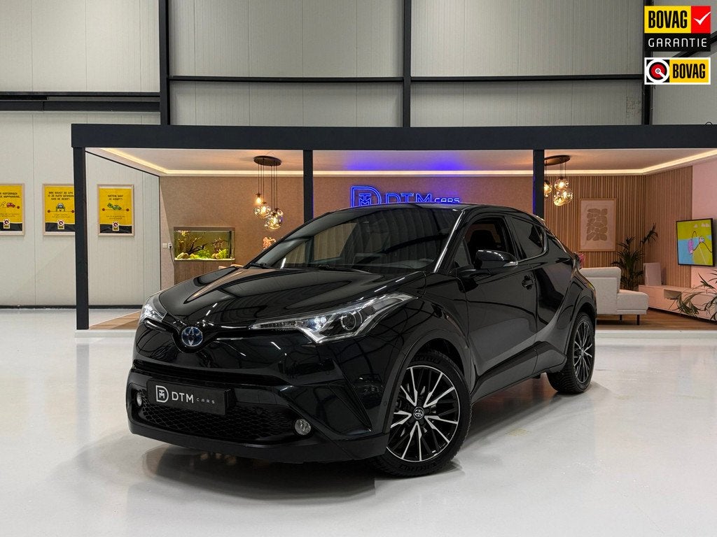 Toyota C-HR 1.8 Hybrid Executive Diamond | Trekhaak |Navigat, Auto's, Toyota, 4 cilinders, Leder en Stof, Zwart, Bedrijf