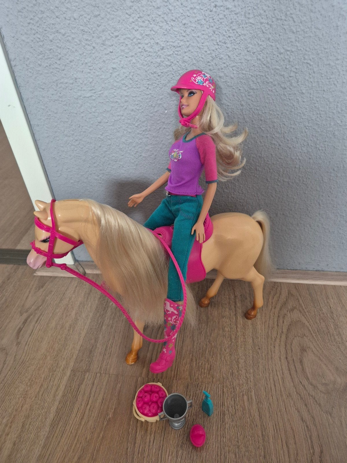 Barbie met paard en accessoires - Mattel 2009, Ophalen of Verzenden, Gebruikt, Barbie