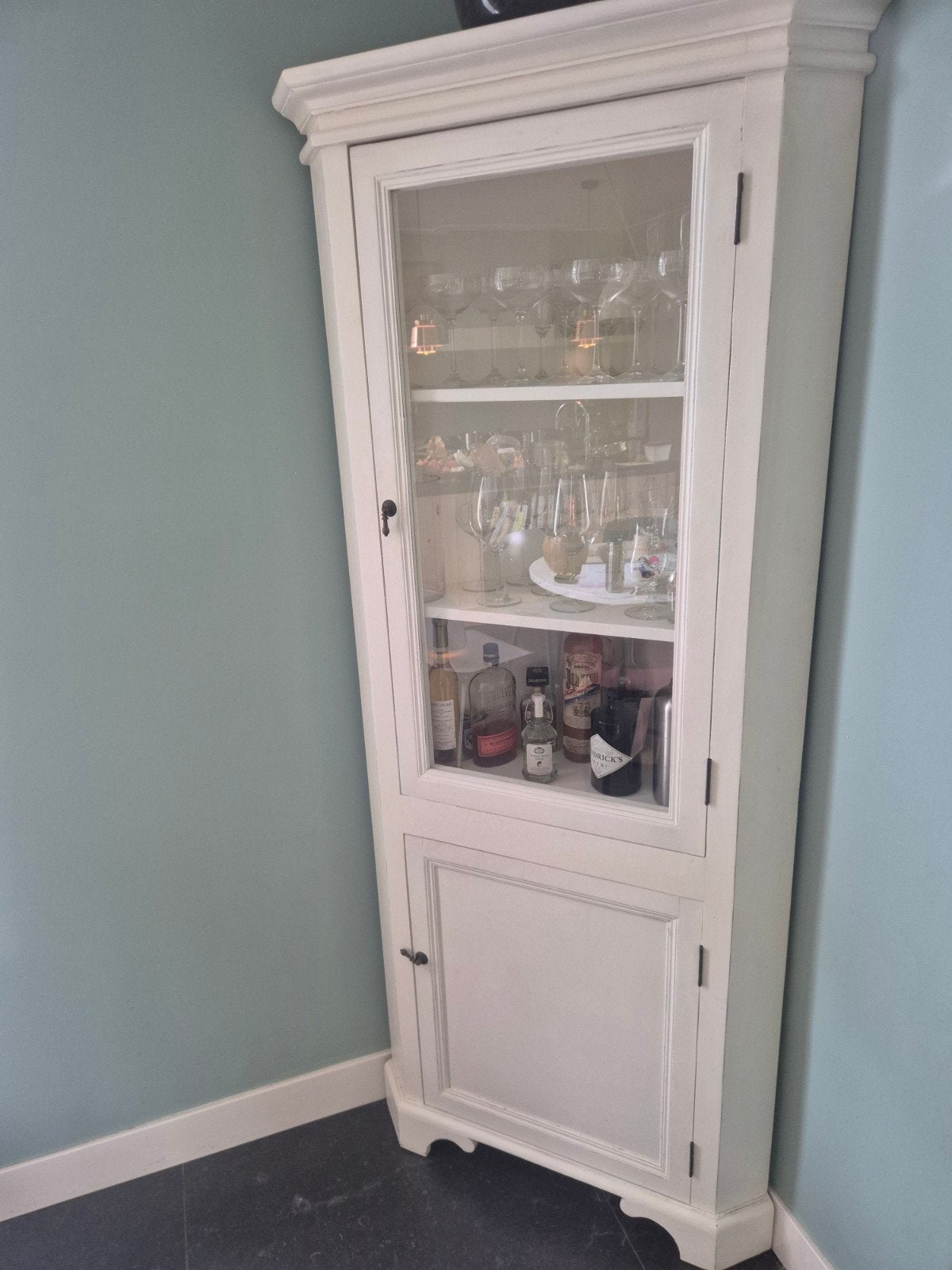 Witte hoekkast met glazen deur en opbergruimte, Ophalen, Klassiek, 50 tot 100 cm, 25 tot 50 cm