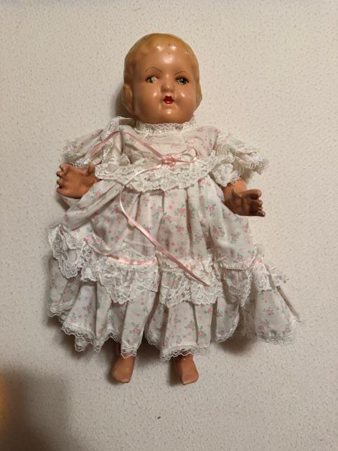 Schildkröt Vintage celluloid babypop met kanten jurk, Verzamelen, Poppen, Ophalen of Verzenden, Zo goed als nieuw, Kleertjes