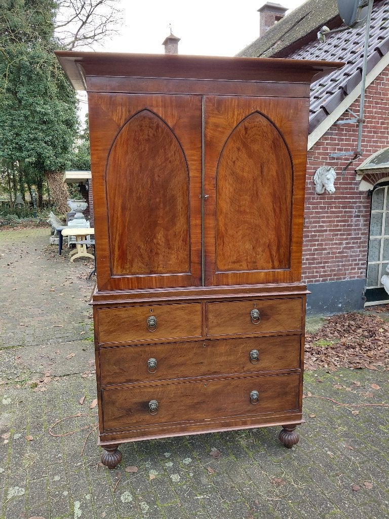 Engels Victoriaans mahonie linnenkabinet., Ophalen