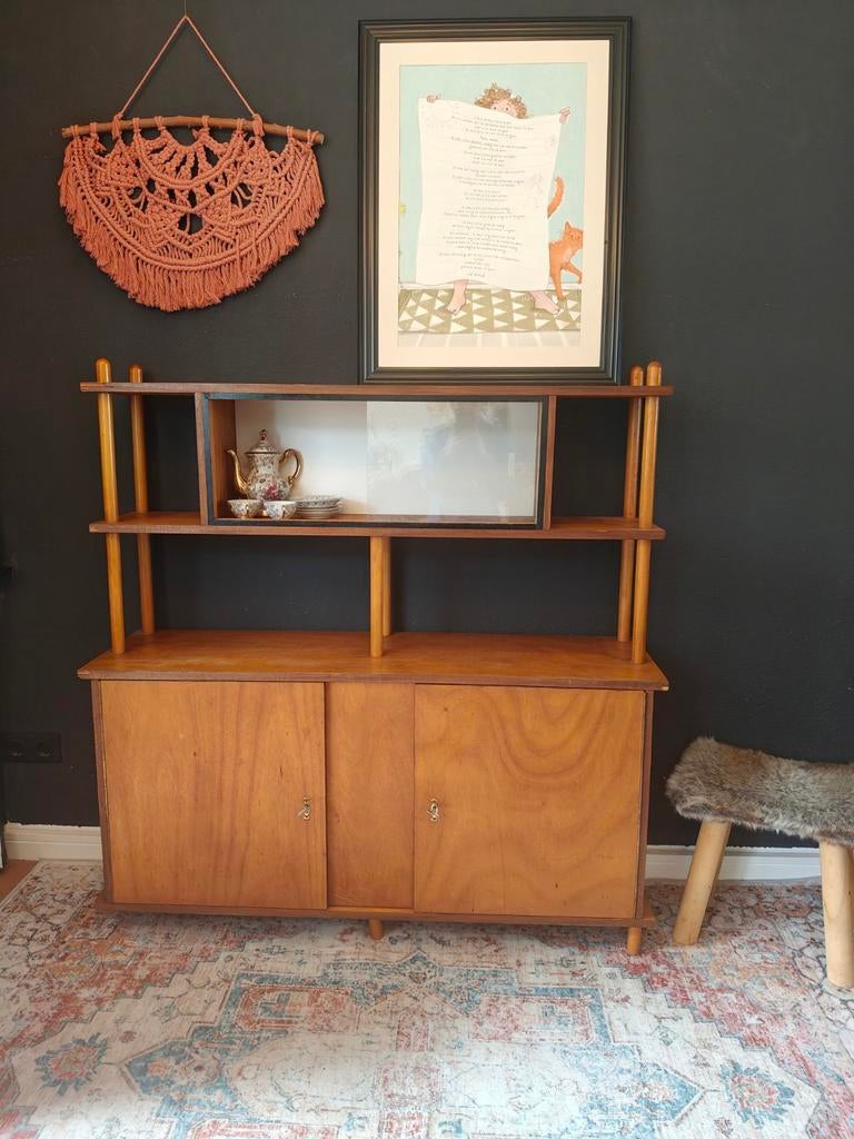 Sfeervol Mid-Century Kastje met Vitrine en Slot, Ophalen, Gebruikt