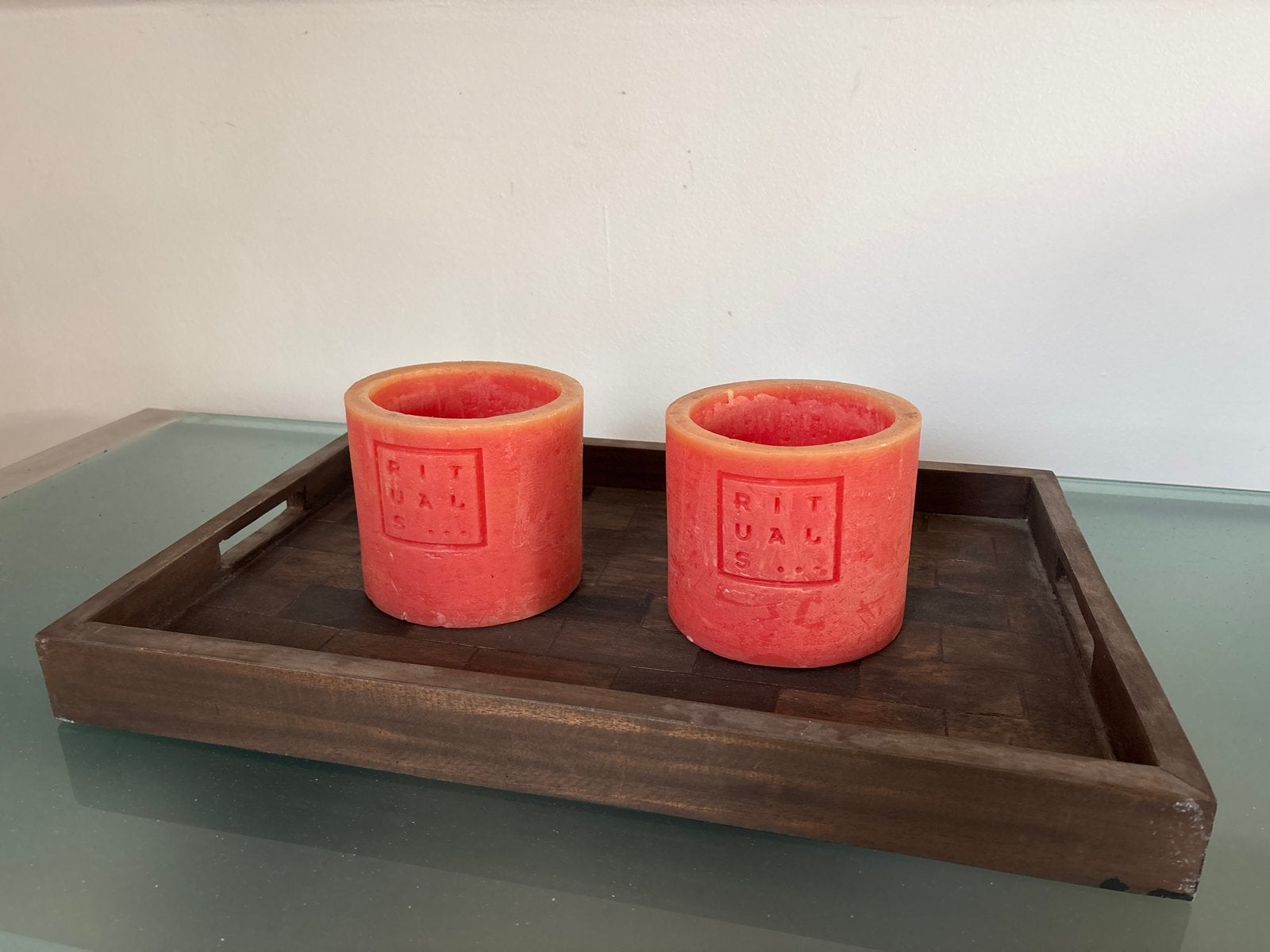Houten plateau met twee Rituals kaarsen, Huis en Inrichting, Ophalen, Gebruikt, Rituals, Kaars