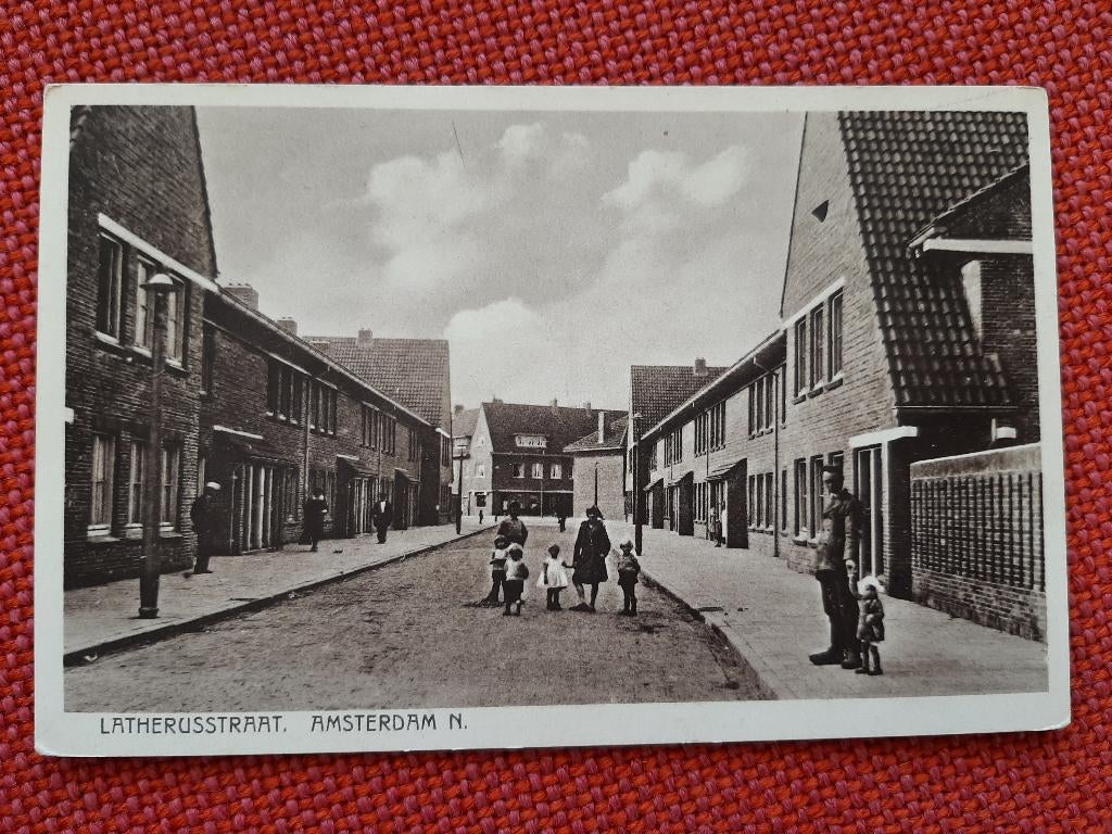 Amsterdam Noord Latherusstraat volk in straatbeeld, jaren 20, Verzamelen, Ansichtkaarten | Nederland, Ophalen of Verzenden, 1920 tot 1940