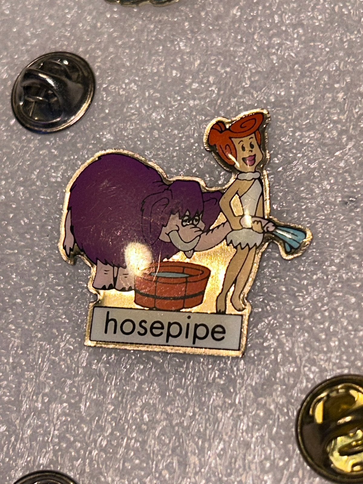 Vintage Flintstones Pin Fred en Mammoet 'Hosepipe', Verzamelen, Ophalen of Verzenden, Gebruikt, Figuurtje, Speldje of Pin