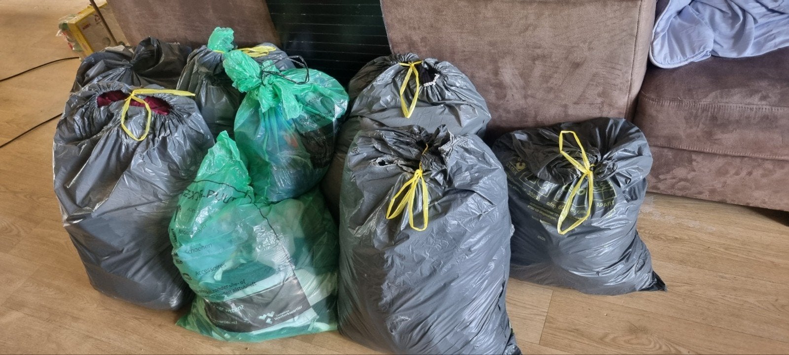 Grote partij kleding in vuilniszakken, Ophalen, Gedragen