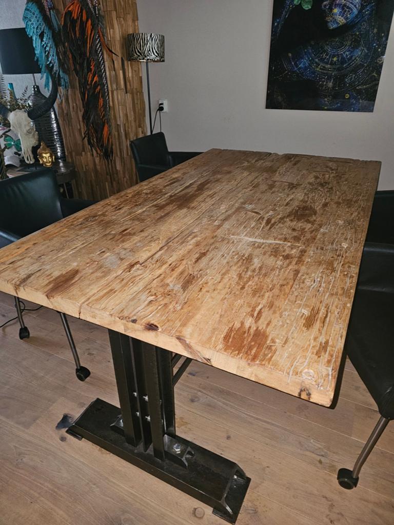 Boomstamtafel met zwaar metalen onderstel - 110x190 cm, Huis en Inrichting, Tafels | Eettafels, Gebruikt, Vijf personen of meer