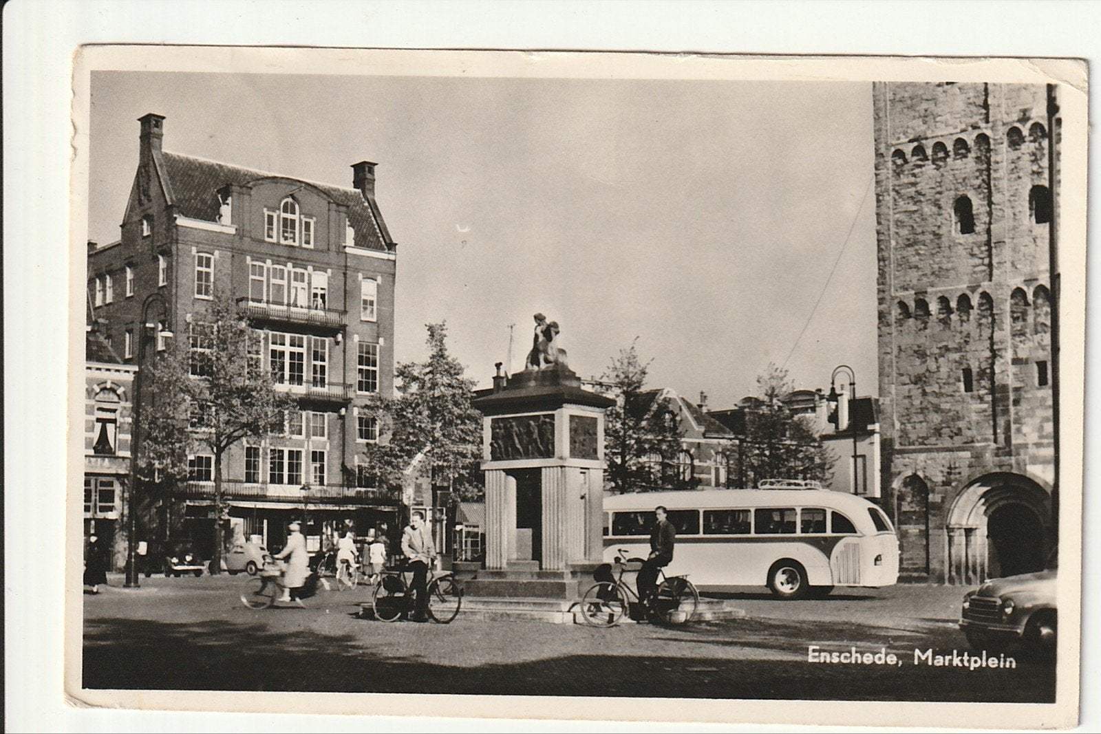 ENSCHEDE MARKTPLEIN STANDBEELD GROTE KERKTOREN FIETS REISBUS, Ophalen of Verzenden, 1940 tot 1960, Gelopen, Overijssel