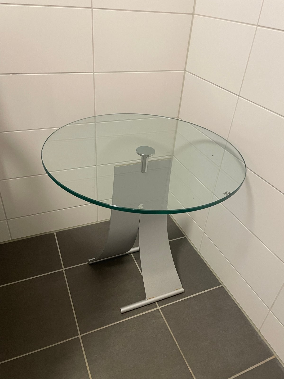 Rolf Benz bijzettafel met glazen blad, Ophalen, Gebruikt, Rond, 55 tot 75 cm