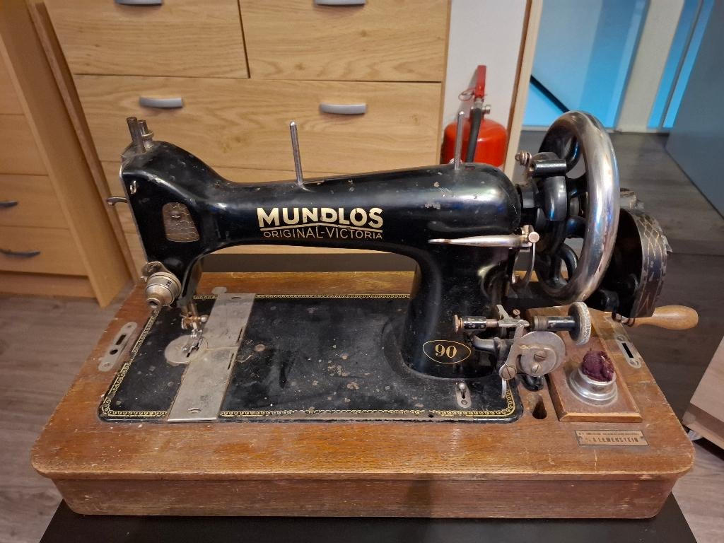 De Mundlos 90  Duitse antieke naaimachine, Antiek en Kunst, Antiek | Naaimachines, Ophalen