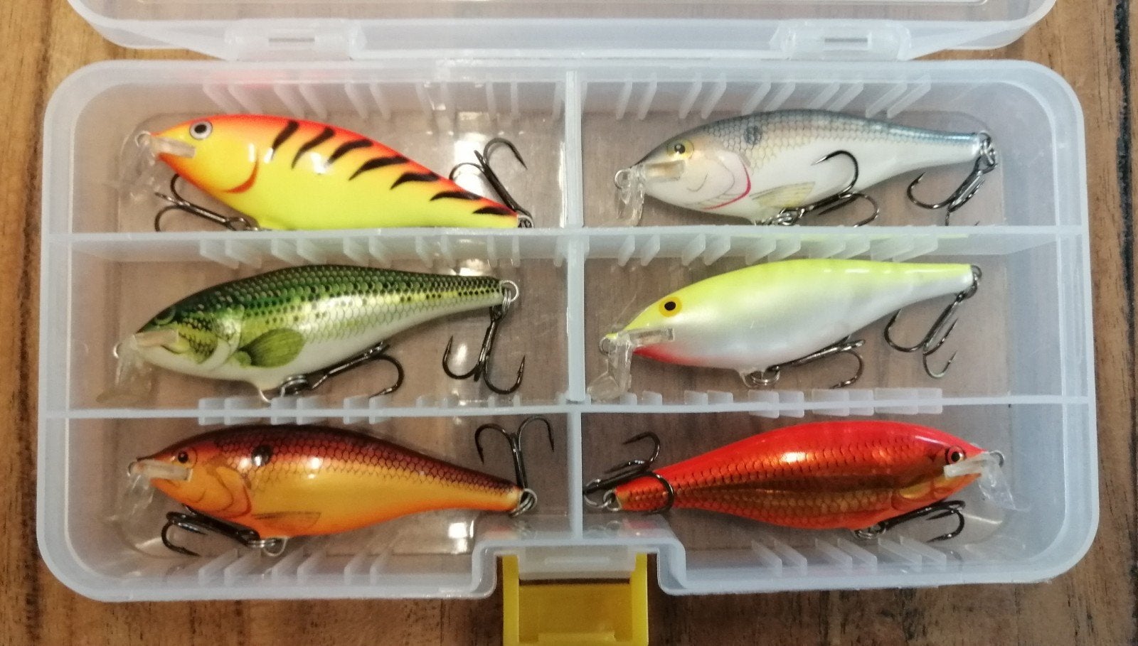 Topsetje baars & forel 6x Rapala Shad Rap 7cm in tackleboxje, Watersport en Boten, Hengelsport | Roofvissen, Ophalen, Zo goed als nieuw