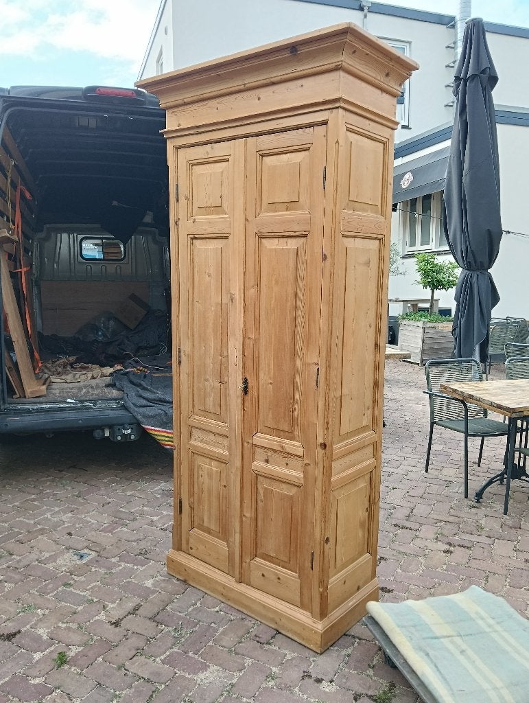 Hoge voormalige notaris kast, Ophalen