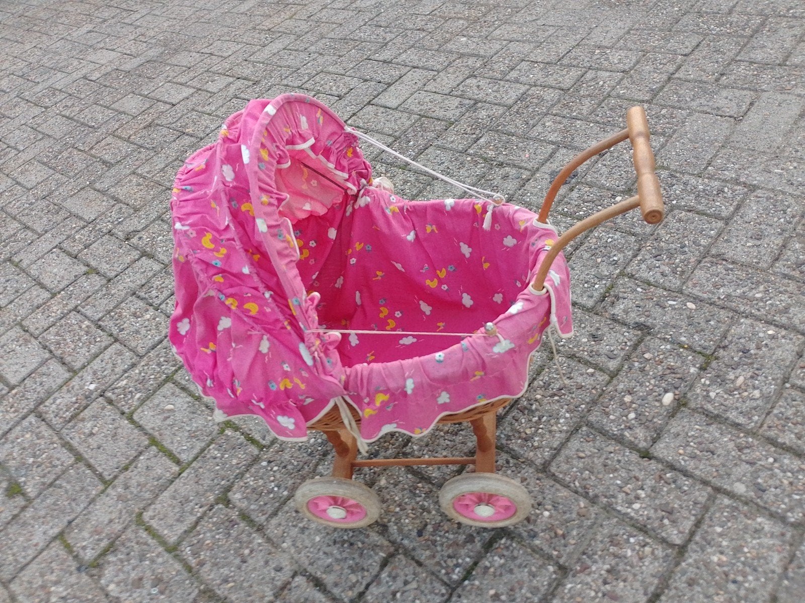 Vintage poppenwagen roze met rieten mand, Ophalen of Verzenden