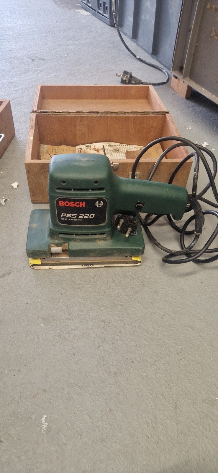 Bosch PSS 220 vlakschuurmachine met houten kist, Ophalen of Verzenden, Gebruikt, Minder dan 600 watt, Vlakschuurmachine