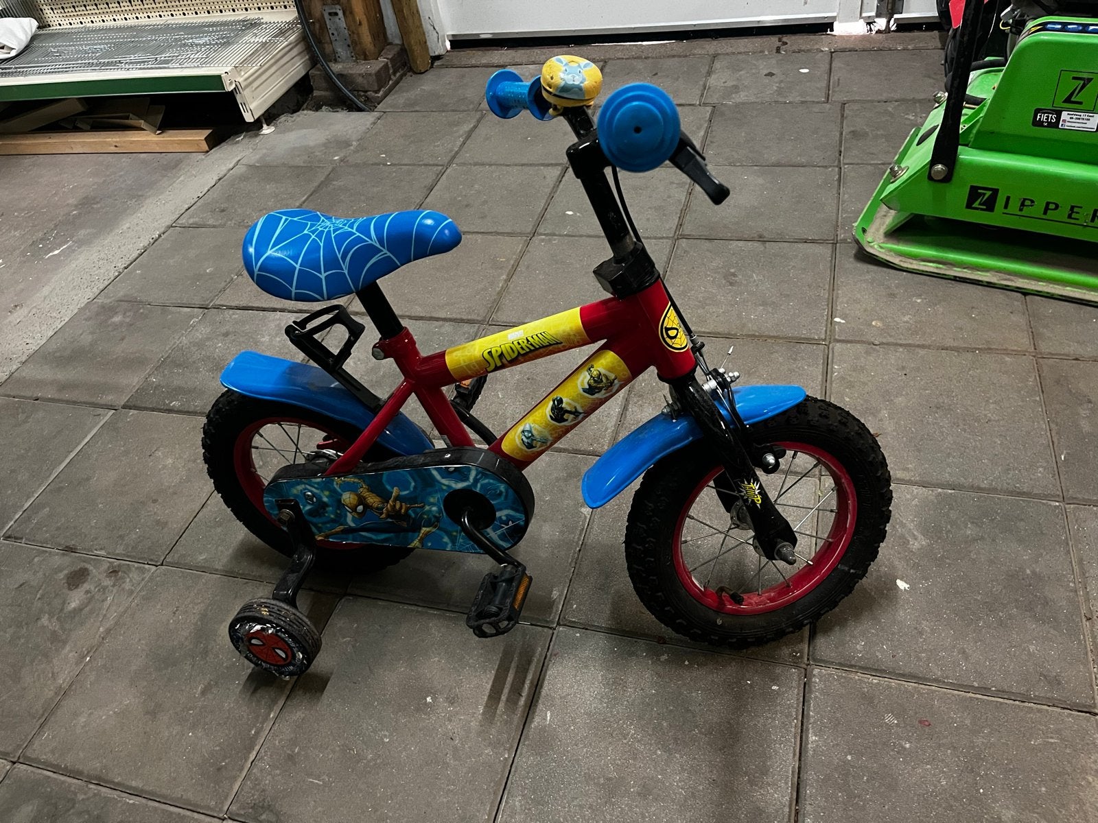 Spider-Man Kinderfiets 12 inch - Zo goed als nieuw, Fietsen en Brommers, Fietsen | Kinderfietsjes, Ophalen, Terugtraprem, Zijwieltjes