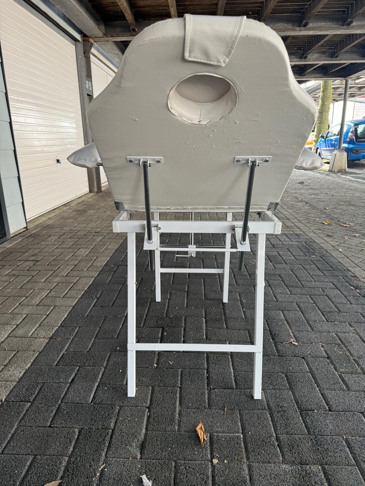 Inklapbare  behandelstoel (staat in Almere Buiten), Ophalen, Gebruikt