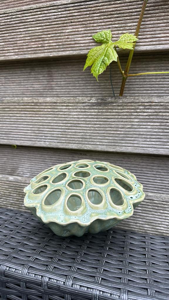 Groen decoratief vaasje, Ophalen, Gebruikt, Aardewerk of Porselein, Minder dan 50 cm