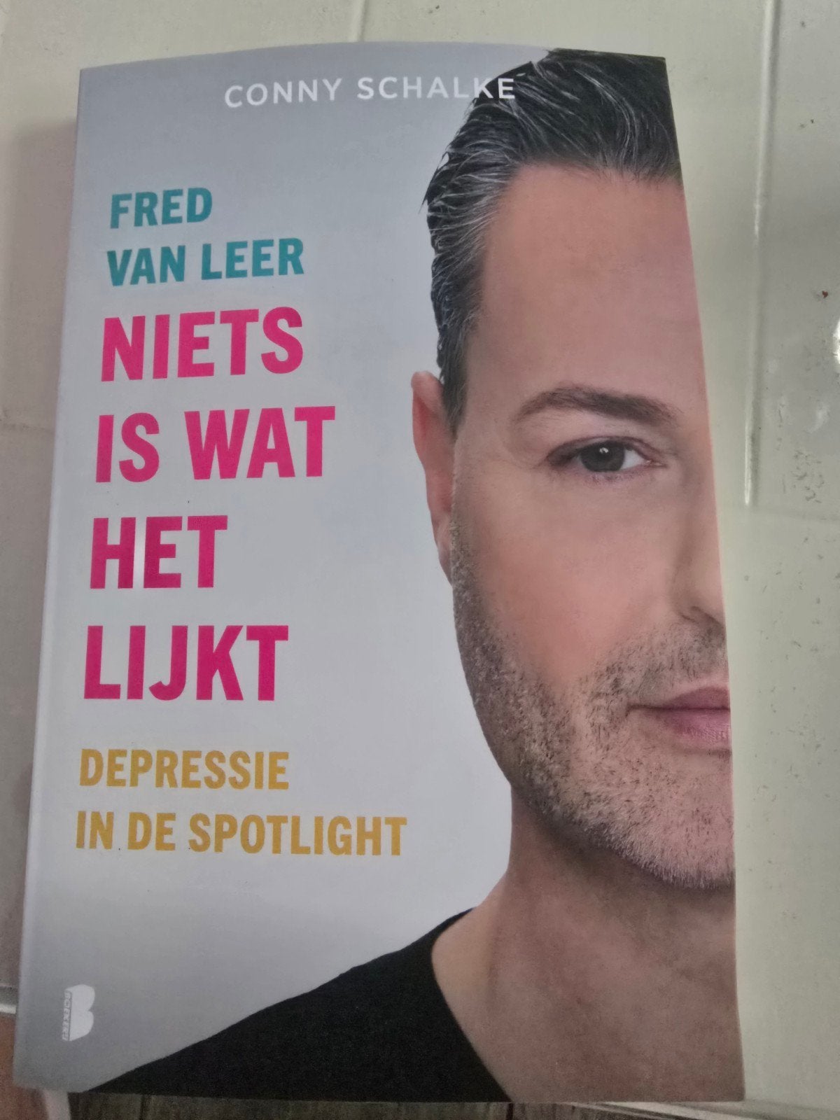 Nieuw boek Fred van Leer - Niets is wat het lijkt, Ophalen, Nieuw, Fred van Leer, Conny Schalke
