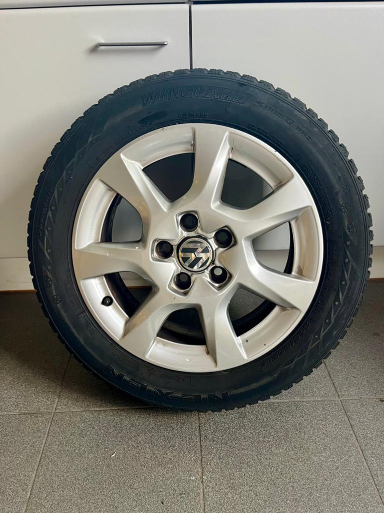Vier winterbanden Volkswagen met velgen, goed profiel, Ophalen, Winterbanden, Band(en)