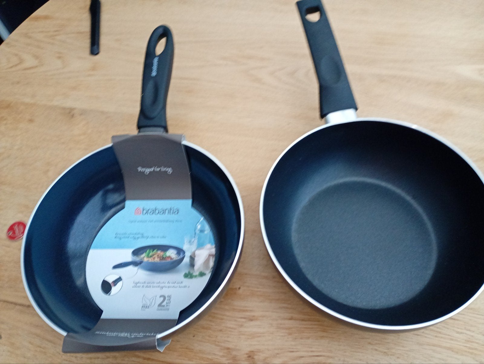 Brabantia Wokpannen - Set van 2 (Nieuw en Zo goed als nieu, Ophalen, Koekenpan, Antiaanbaklaag, Nieuw