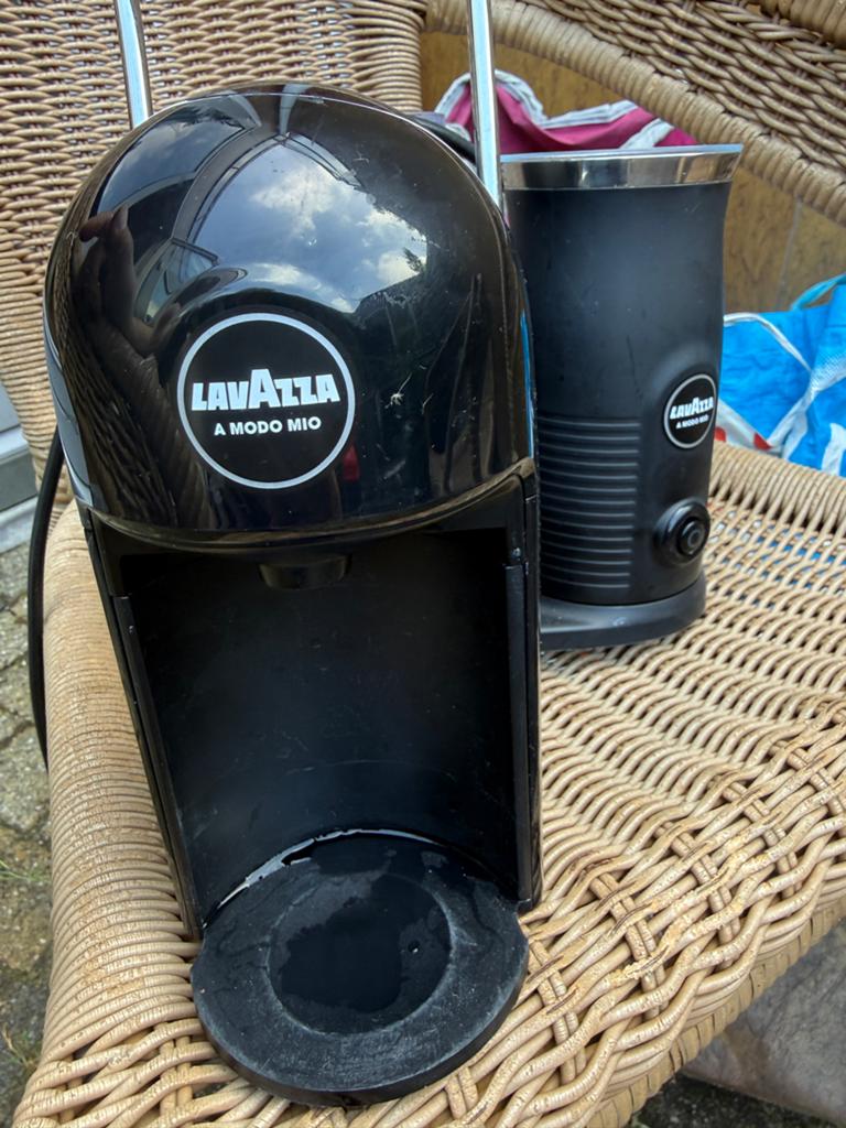 Lavazza A Modo Mio koffiezetapparaat met melkopschuimer, Witgoed en Apparatuur, Koffiezetapparaten, Stoompijpje, Koffiepads en cups