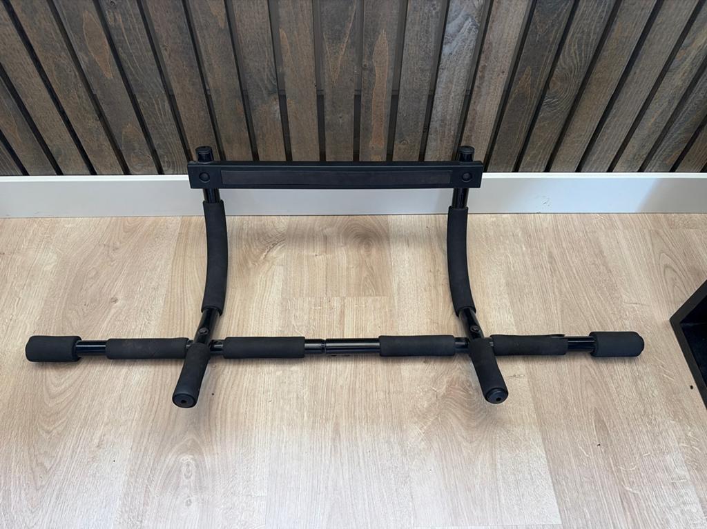 Oprekstang voor deurkozijn - Perfect voor thuisworkouts, Sport en Fitness, Fitnessmaterialen, Ophalen of Verzenden, Gebruikt, Armen