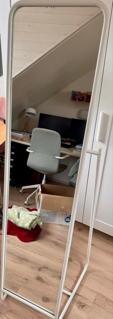 IKEA KNAPPER staande spiegel met kledingrek, Huis en Inrichting, Woonaccessoires | Spiegels, Ophalen, Minder dan 50 cm, Zo goed als nieuw
