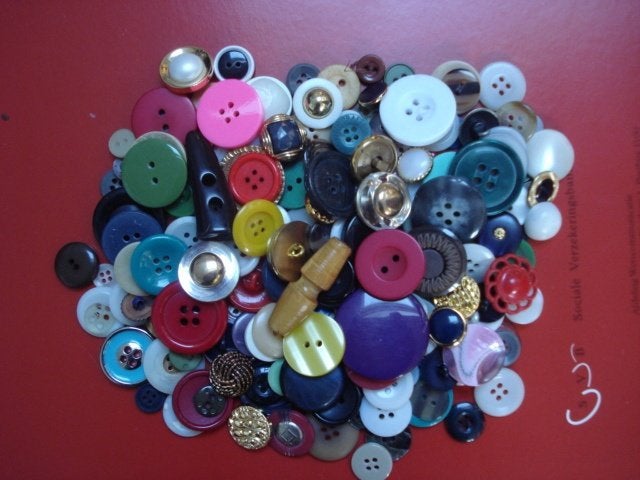 200 Knopen, vele soorten en kleuren, als nieuw, Ophalen of Verzenden, Zo goed als nieuw, Knoop of Knopen
