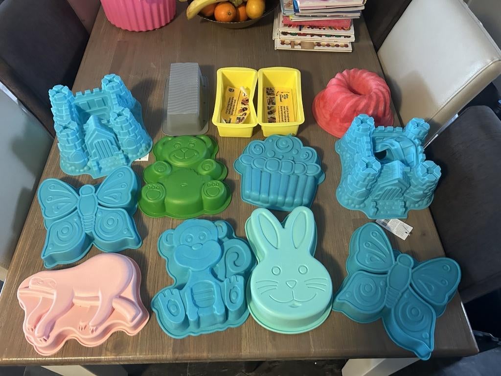 Heel veel bak spullen Veel Nieuw  Min 215 Stuks, Hobby en Vrije tijd, Taarten en Cupcakes maken, Ophalen, Zo goed als nieuw, Taarten of Cupcakes