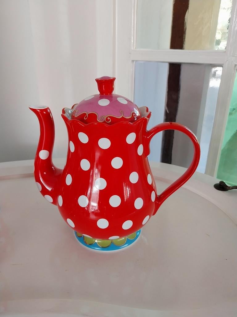 Vrolijke rode theepot met witte stippen, Keramiek, Overige typen, Ophalen of Verzenden, Zo goed als nieuw