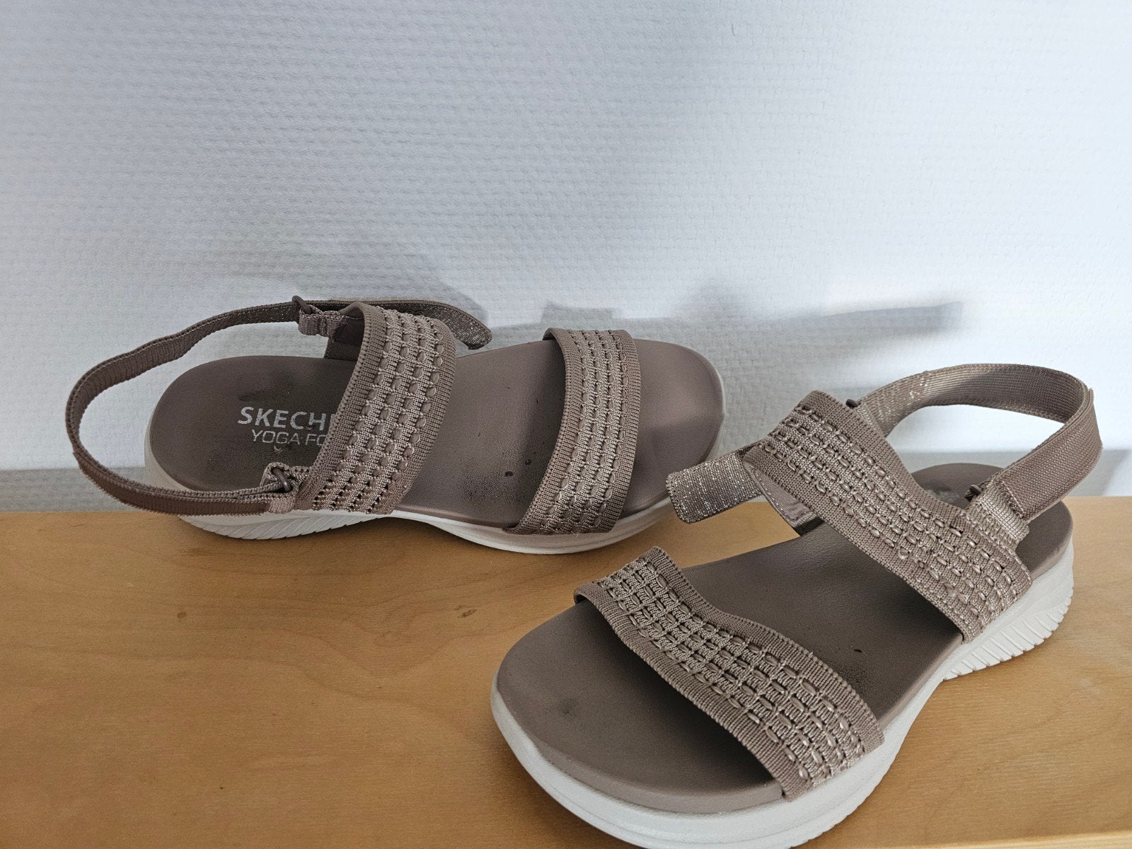 Skechers Yoga Foam Sandalen mt 37 - Zo goed als nieuw, Skechers, Beige, Zo goed als nieuw, Sandalen of Muiltjes