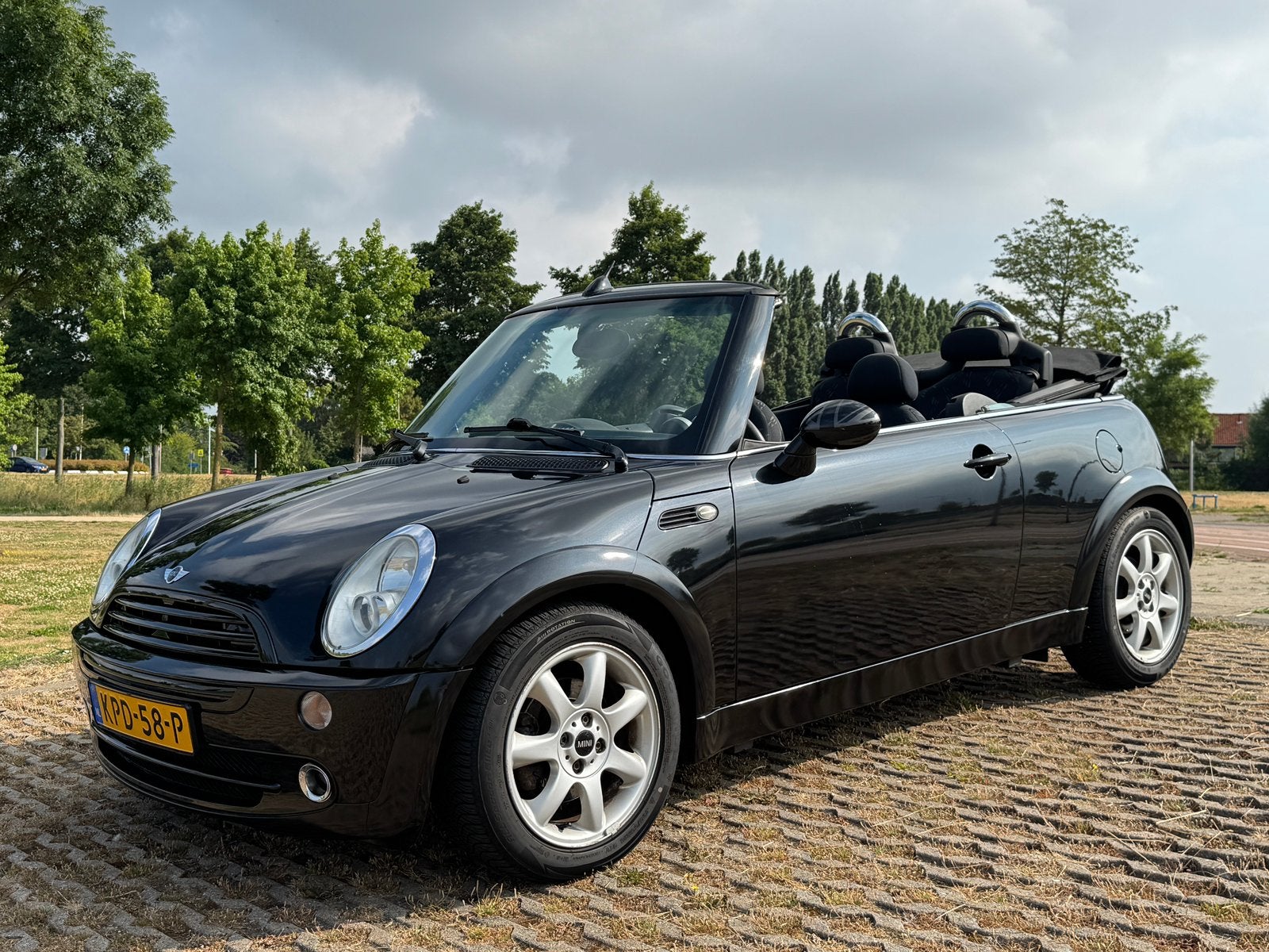 Zeer mooie Mini Cabrio uit 2007! Nieuwe APK, Elektrisch dak, Zwart, 4 cilinders, Cabriolet, 4 stoelen