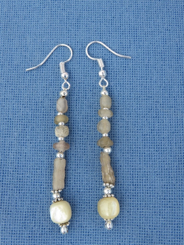 Romeinse rijk - oorhangers in wit glas - ca. 2000 jaar oud, Ophalen of Verzenden, Overige materialen, Oorbellen