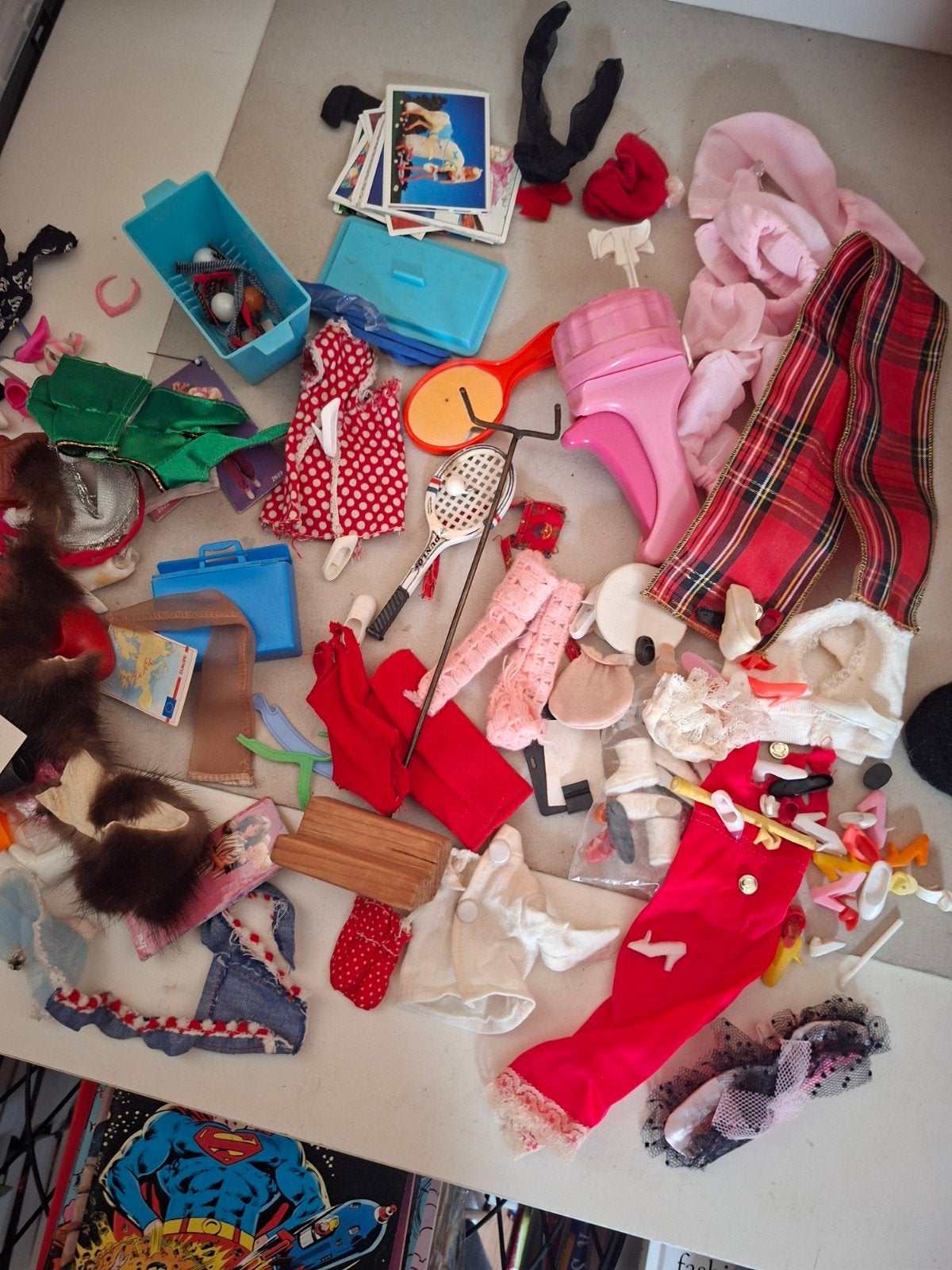 Barbie poppen spulletjes om uit te zoeken dolls speelgoed, Verzamelen, Poppen, Verzenden, Accessoires
