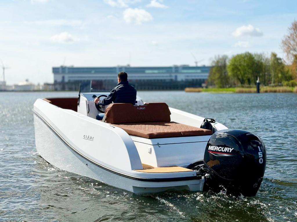 Giant Supreme 660 - consoleboot, Watersport en Boten, Ophalen, Overige merken, Met afstandsbediening, Nieuw