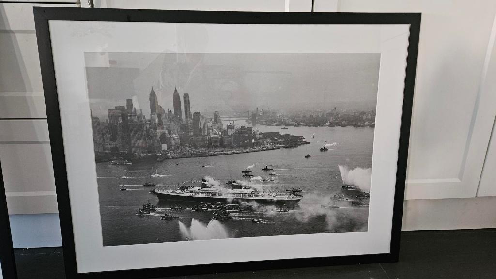 Foto van boot (NYC) in zwart/wit met zwarte lijst, Ophalen, Zo goed als nieuw, 100 tot 125 cm, Schilderij